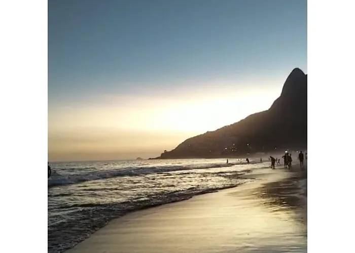 A Rua Mais Badalada Do Leblon